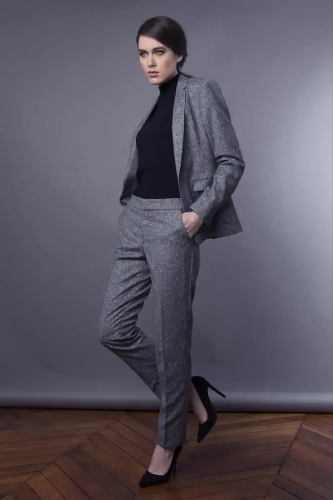 tailleur pantalon gris avec des talons pour un look féminin