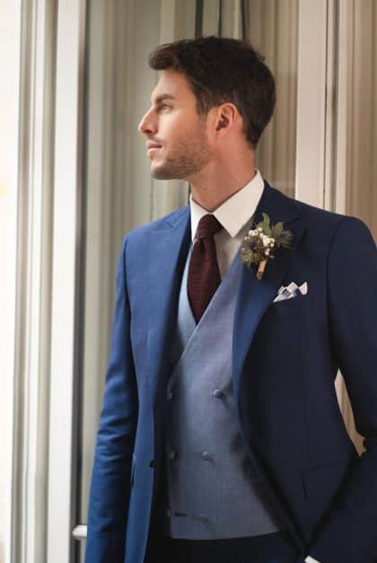Laissez le charme éternel du costume de mariage bleu vous envahir