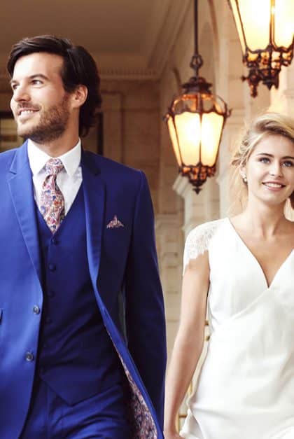 Laissez le charme éternel du costume de mariage bleu vous envahir