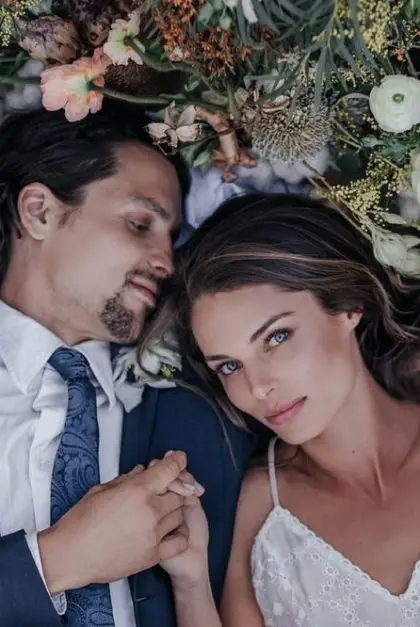 Un mariage bohème inoubliable : comment choisir le costume parfait
