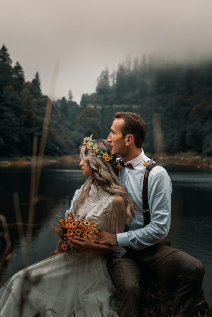 Un mariage bohème inoubliable : comment choisir le costume parfait