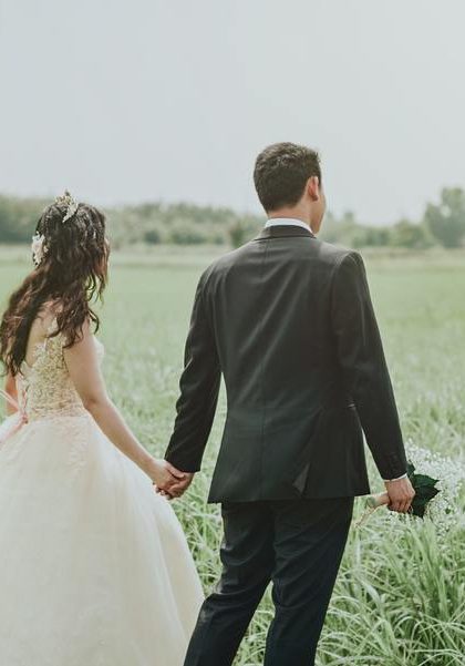 Le guide ultime pour un mariage champêtre réussi : comment choisir le costume parfait