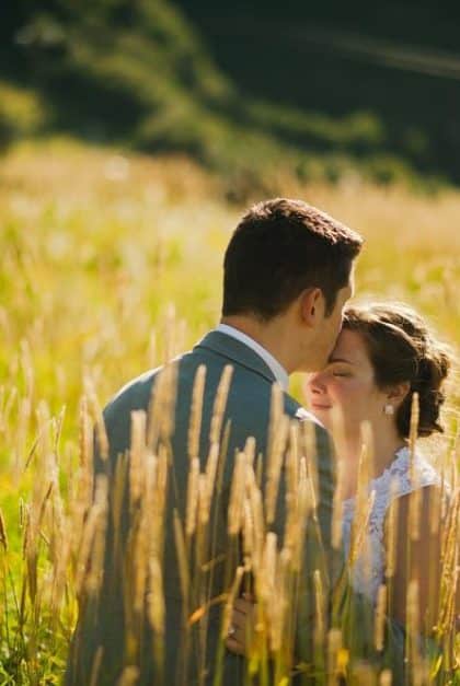 Le guide ultime pour un mariage champêtre réussi : comment choisir le costume parfait