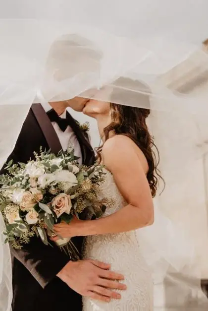 Comment ajouter une touche de raffinement avec un costume de mariage chic
