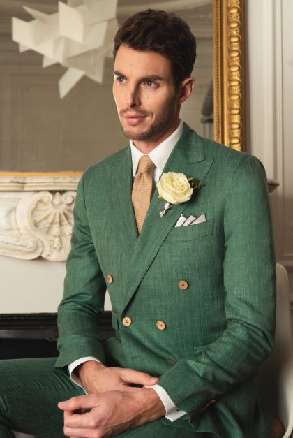 Un choix audacieux et élégant : le costume vert pour un mariage