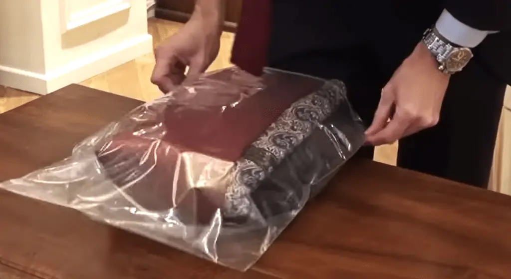 Comment plier un costume dans une valise ?