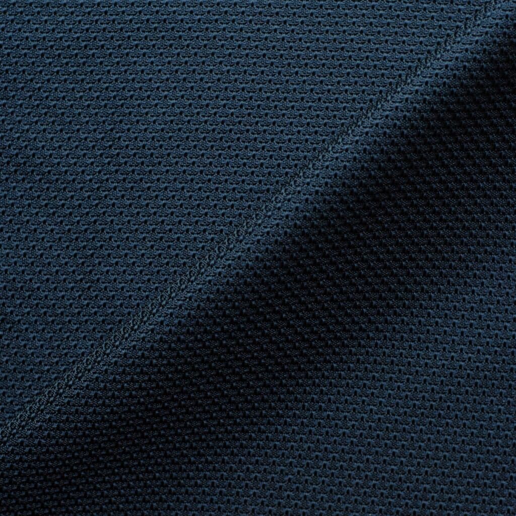 Tissu en grenadine de soie bleu marine, utilisé dans la confection des cravates Sarkozy