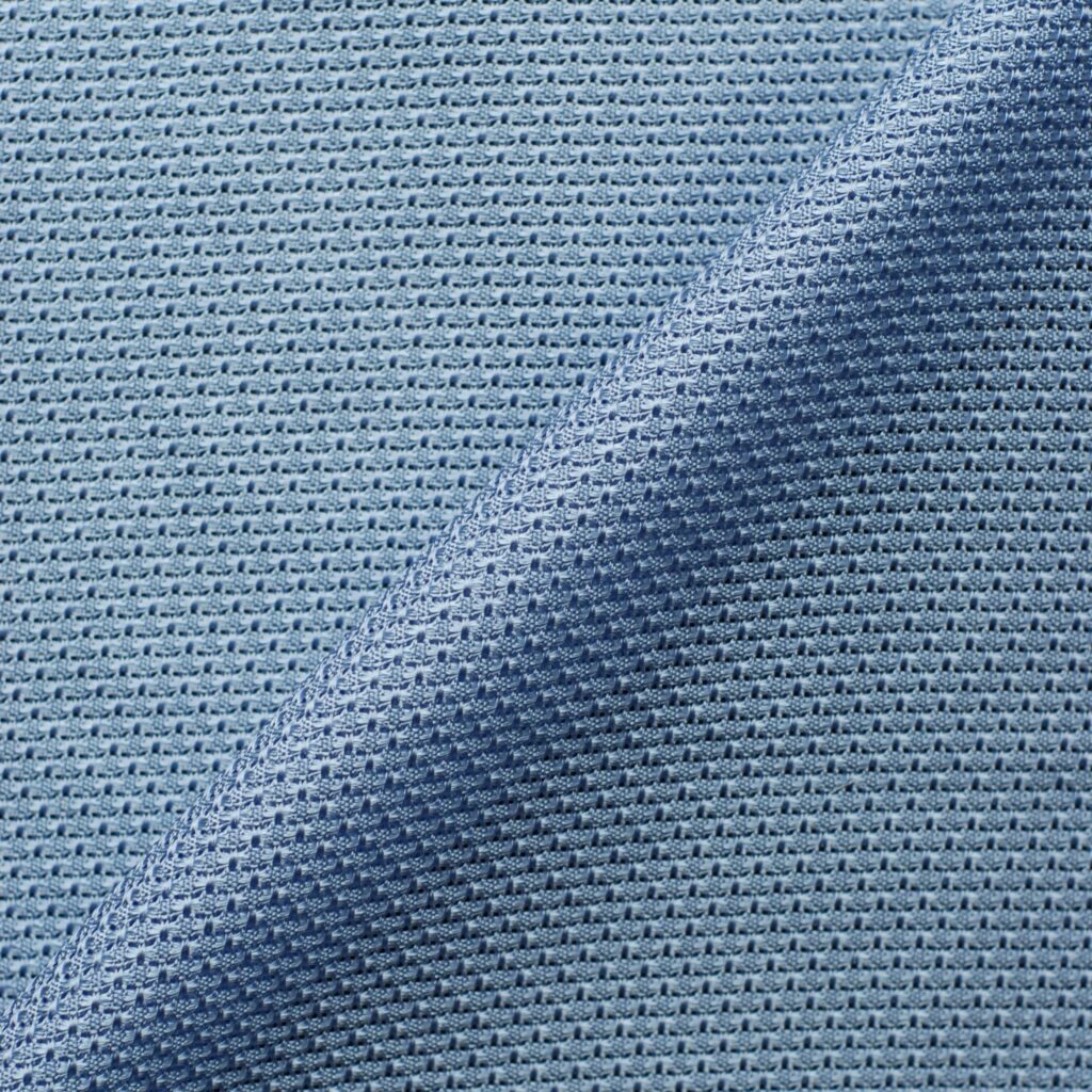 Tissu en grenadine de soie bleu ciel, utilisé dans la confection des cravates Sarkozy