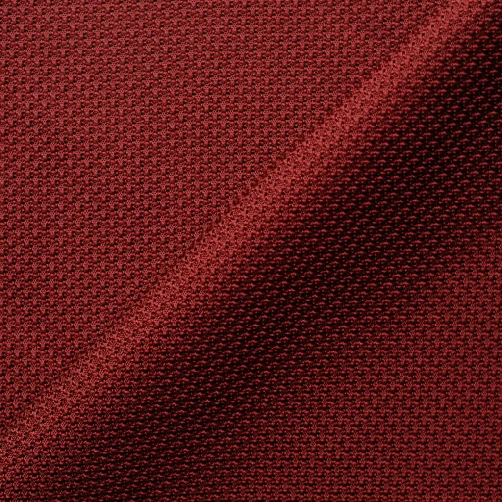 Tissu en grenadine de soie bordeaux, utilisé dans la confection des cravates Sarkozy