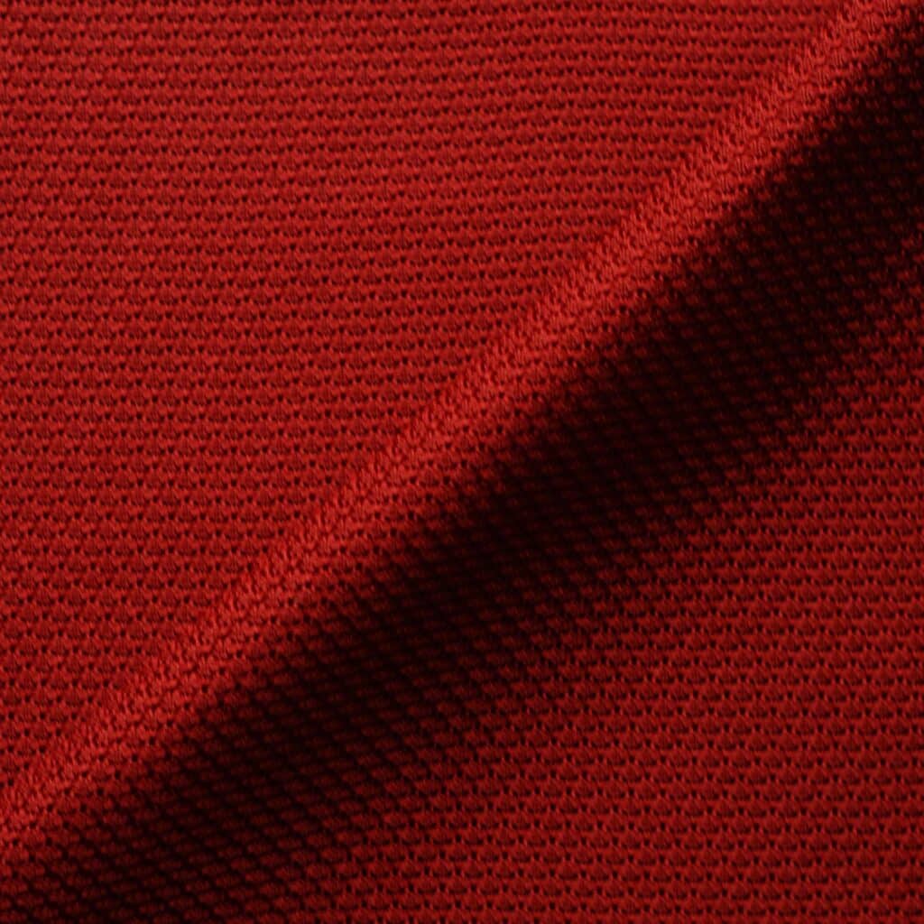 Tissu en grenadine de soie rouge, utilisé dans la confection des cravates Sarkozy