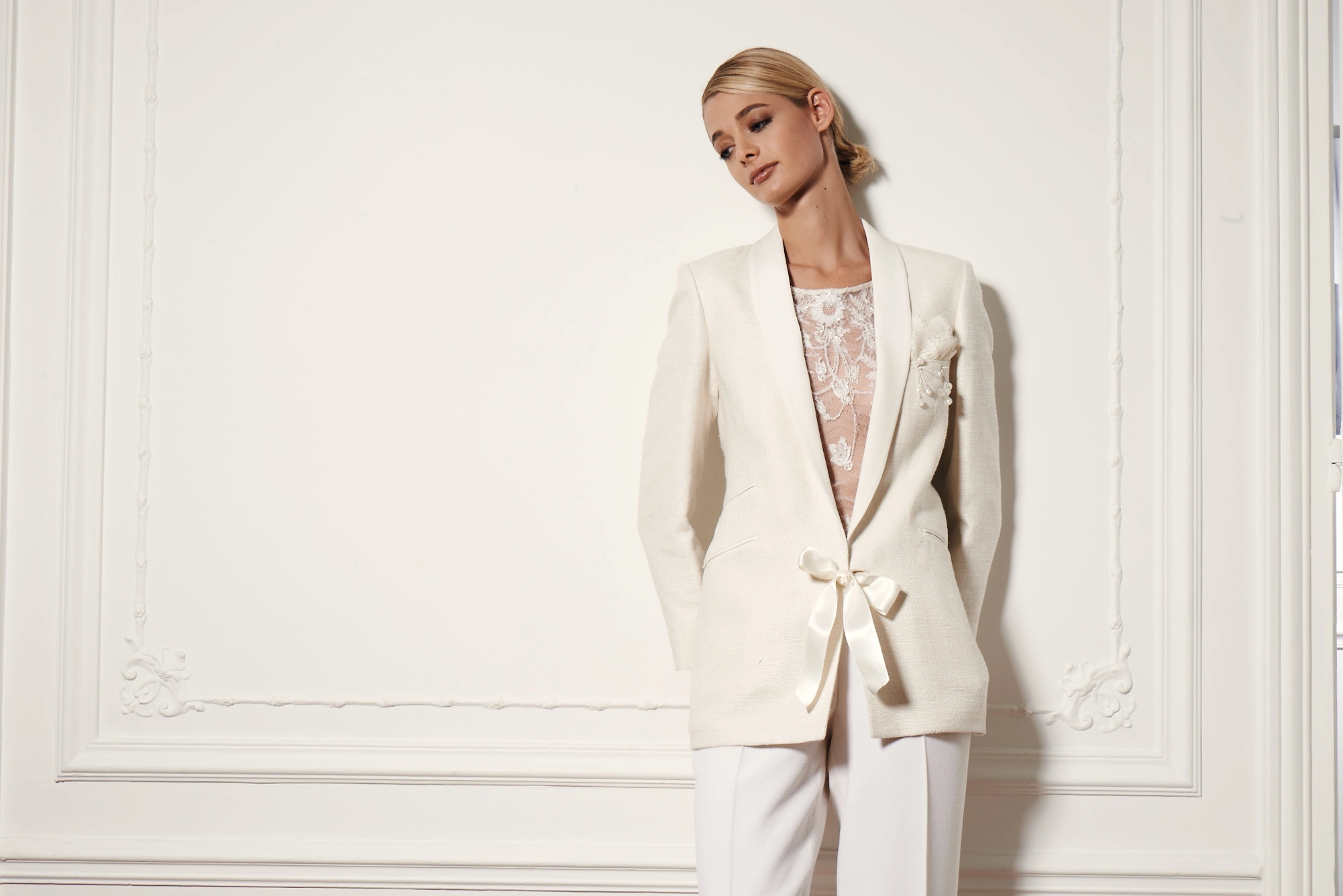 veste tailleur et pantalon pour femme à un mariage avec détails dentelle et noeud soie
