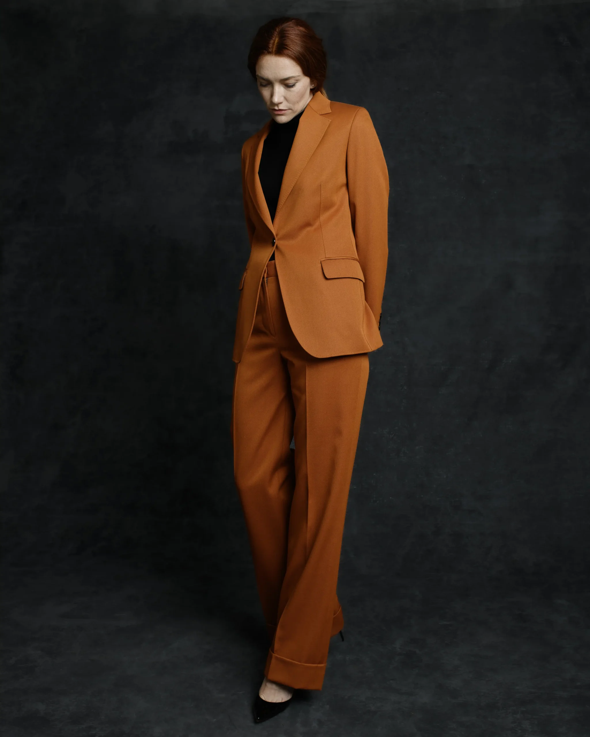 costume orange pour femme à un mariage