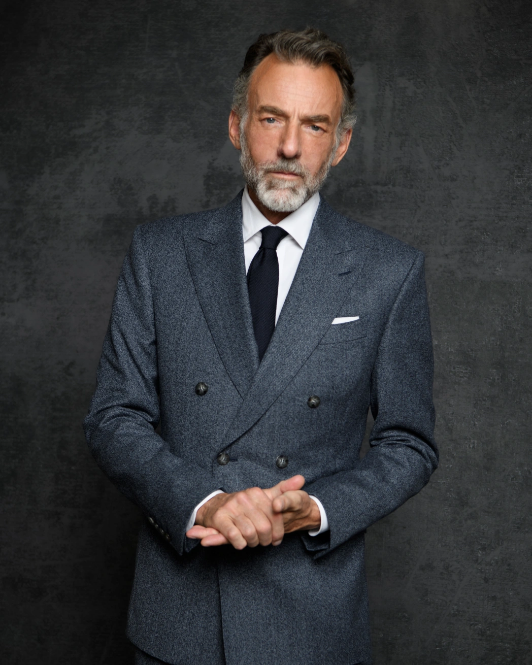 chemise blanche avec costume