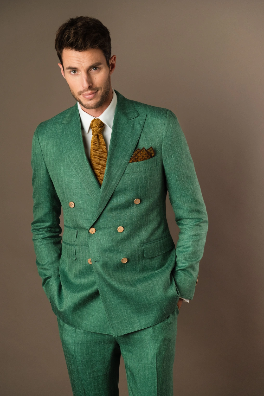 Costume croisé en lin vert à motif chevrons
